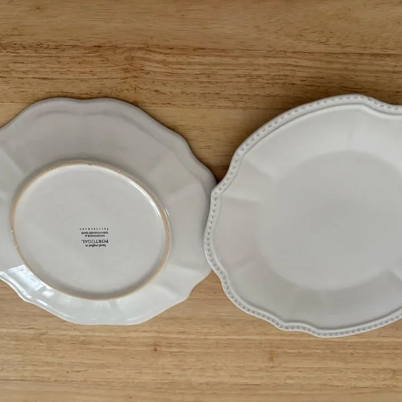 Elegant White Scalloped Dinner Plates - Picture 5 of 5